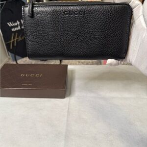 Women’s Gucci Black Pebbles Leather Zip-Around Wallet- 771155